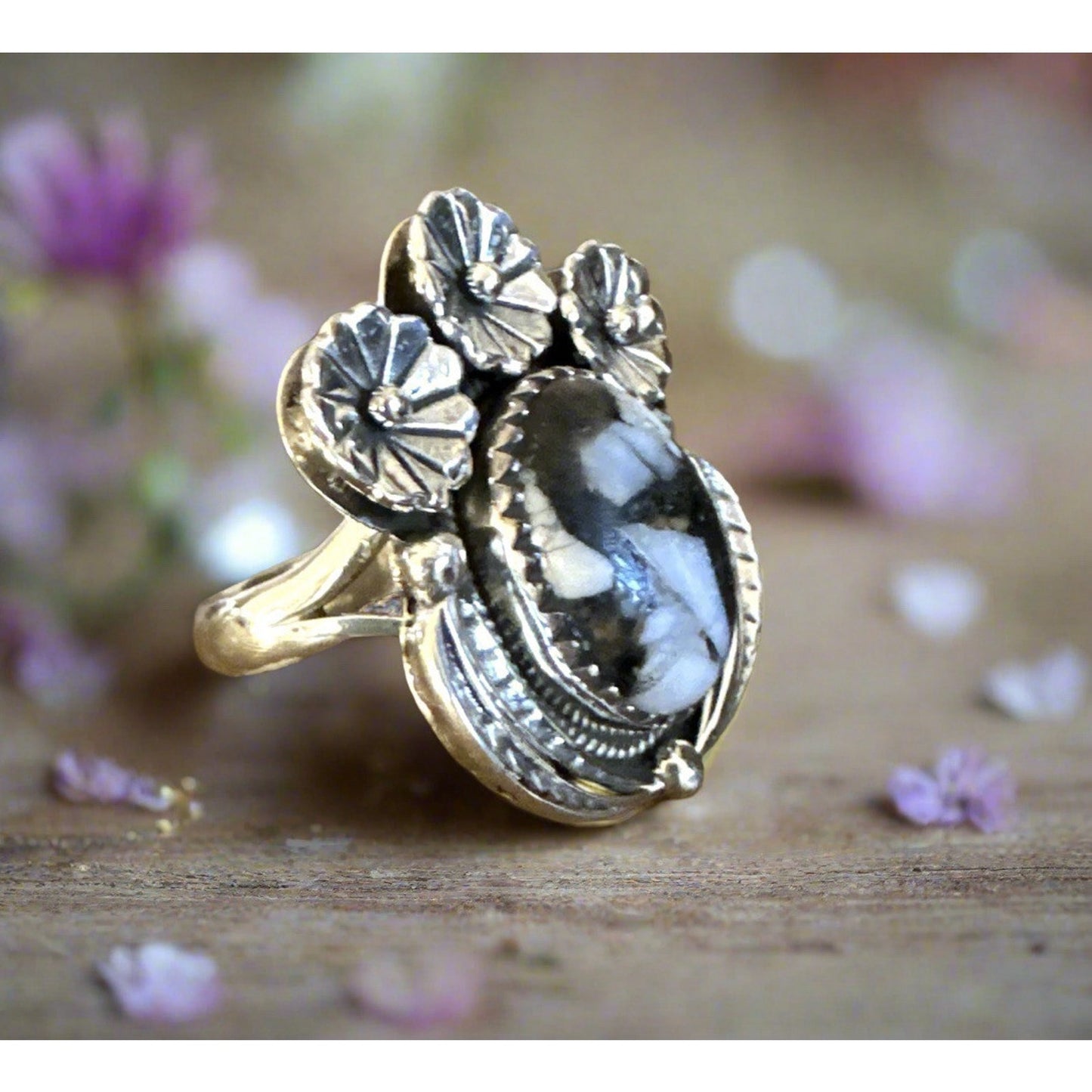 White Buffalo Floral & Leaf Motif Oval Silver Ring S 8