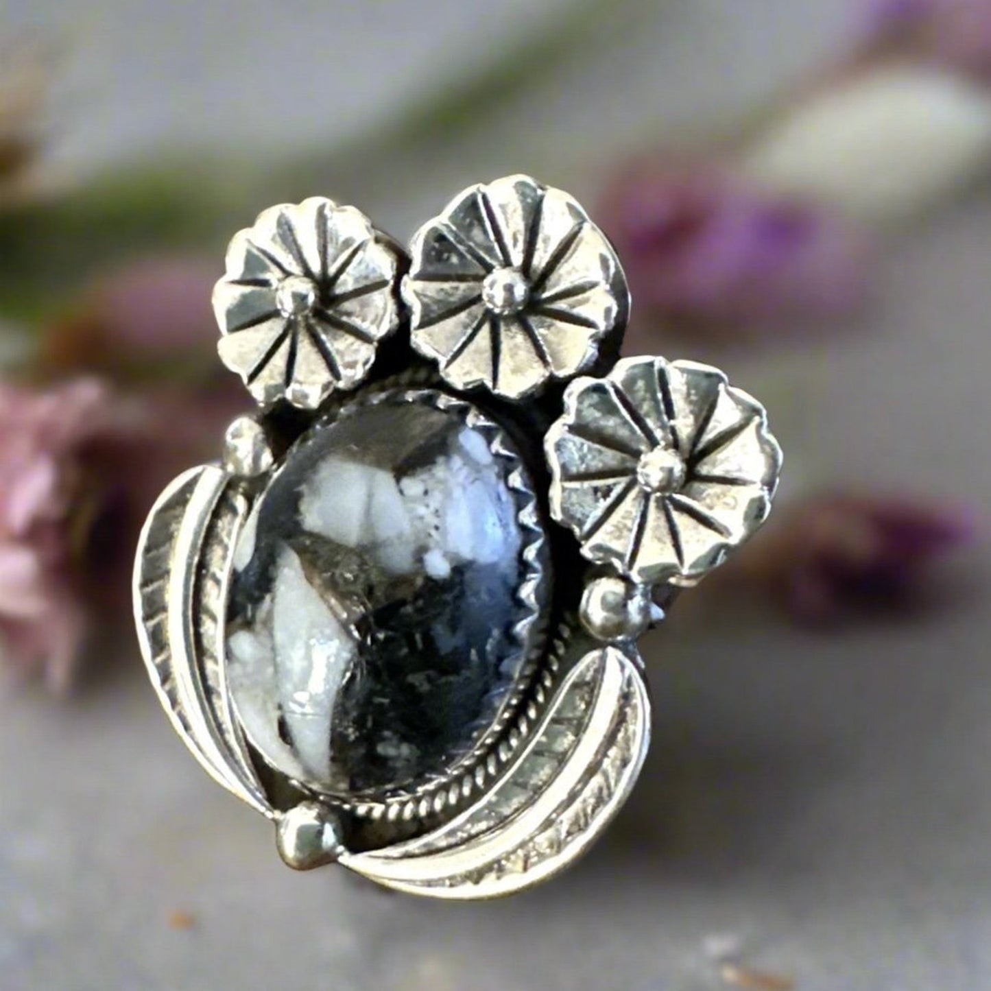 White Buffalo Floral & Leaf Motif Oval Silver Ring S 8