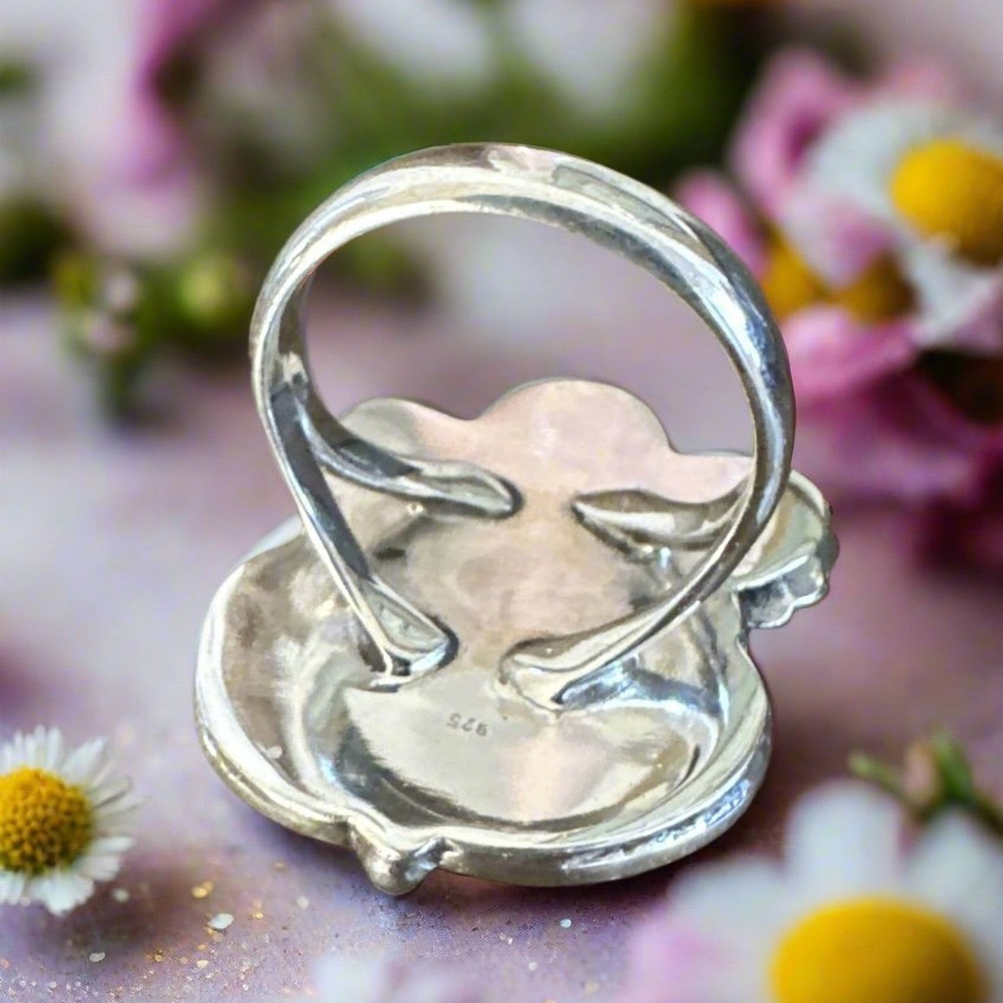 White Buffalo Floral & Leaf Motif Oval Silver Ring S 8