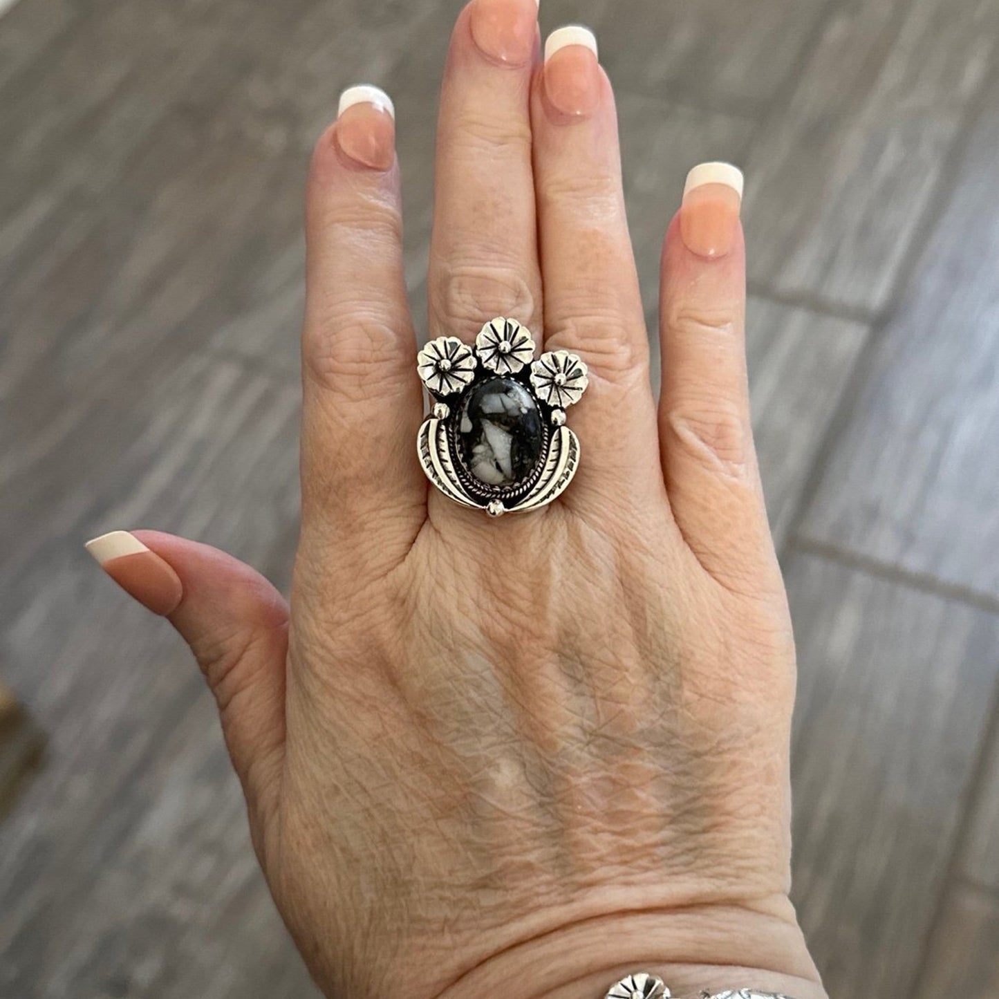 White Buffalo Floral & Leaf Motif Oval Silver Ring S 8
