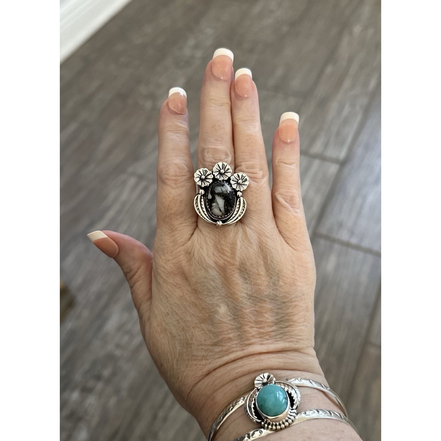 White Buffalo Floral & Leaf Motif Oval Silver Ring S 8