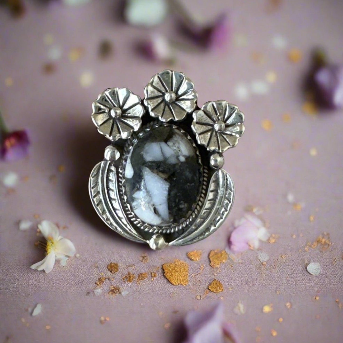 White Buffalo Floral & Leaf Motif Oval Silver Ring S 8