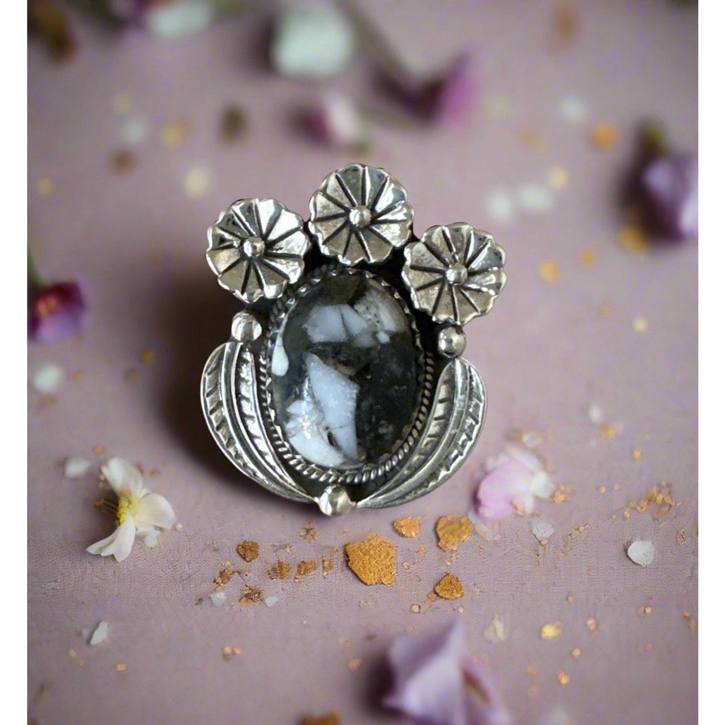 White Buffalo Floral & Leaf Motif Oval Silver Ring S 8