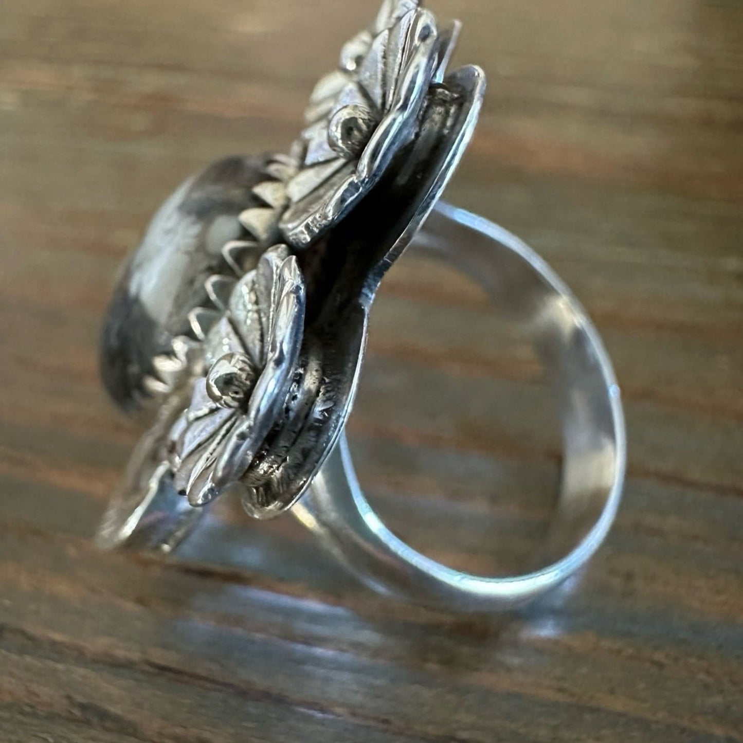 White Buffalo Floral & Leaf Motif Oval Silver Ring S 8