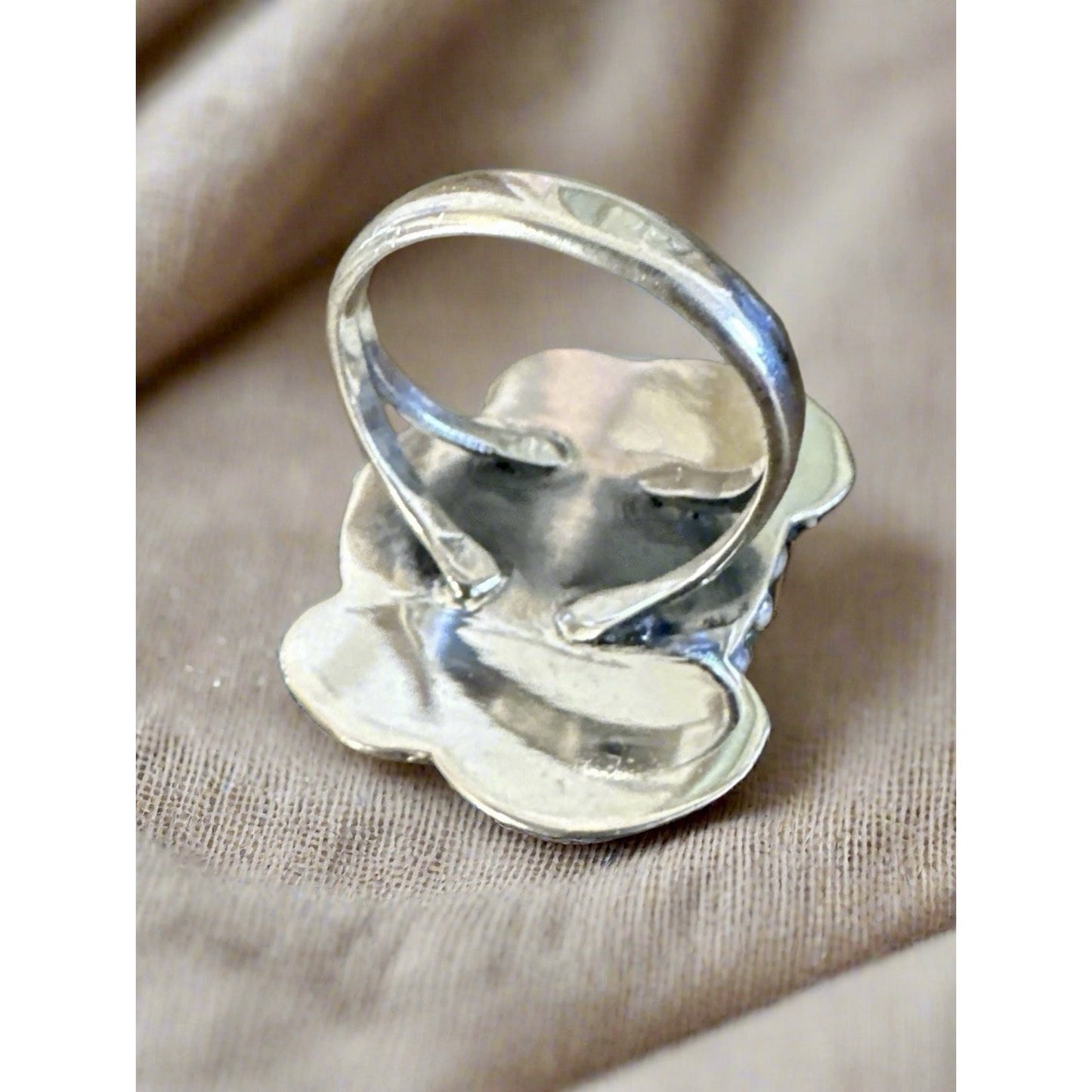 Mohave Oval Leaf Dots Motif Sterling Silver Ring Size 7
