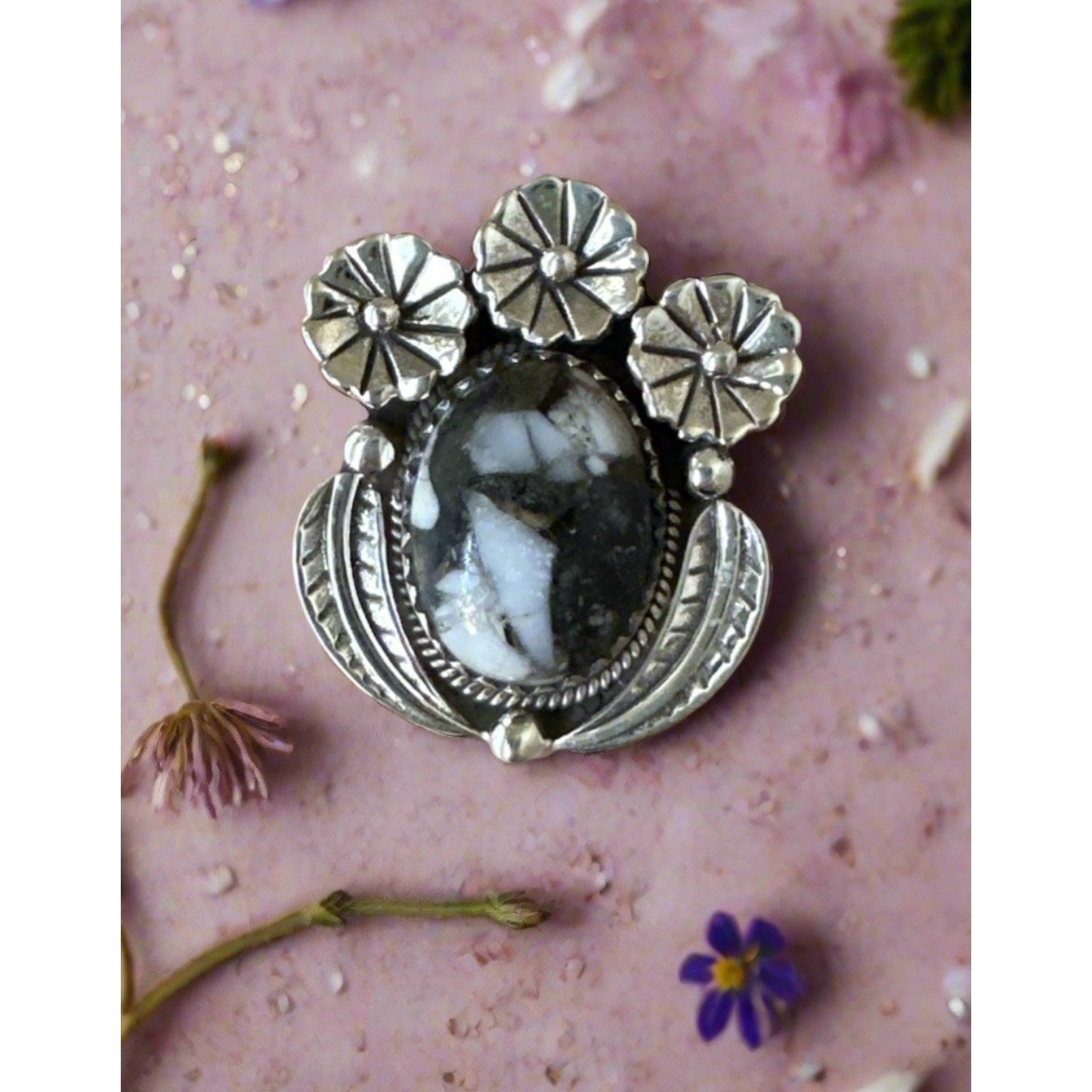 White Buffalo Floral & Leaf Motif Oval Silver Ring S 8