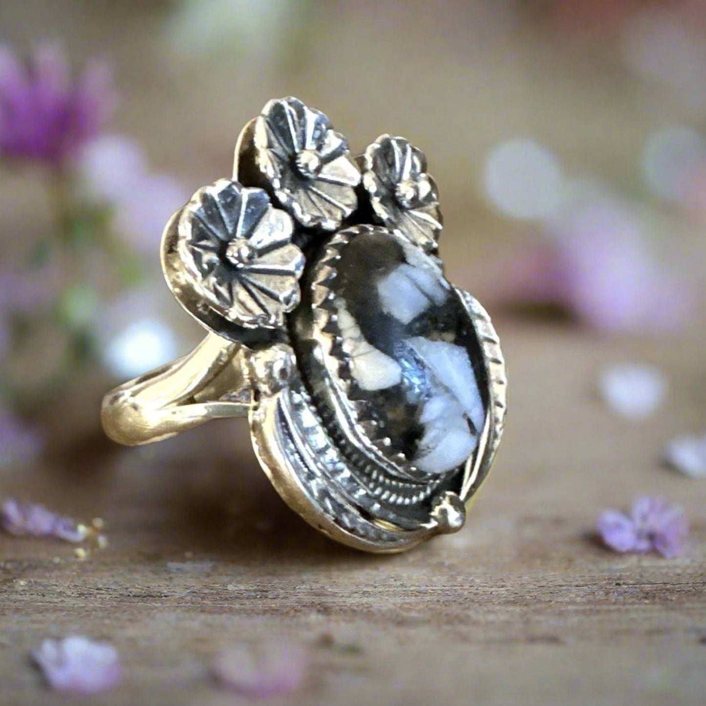 White Buffalo Floral & Leaf Motif Oval Silver Ring S 8