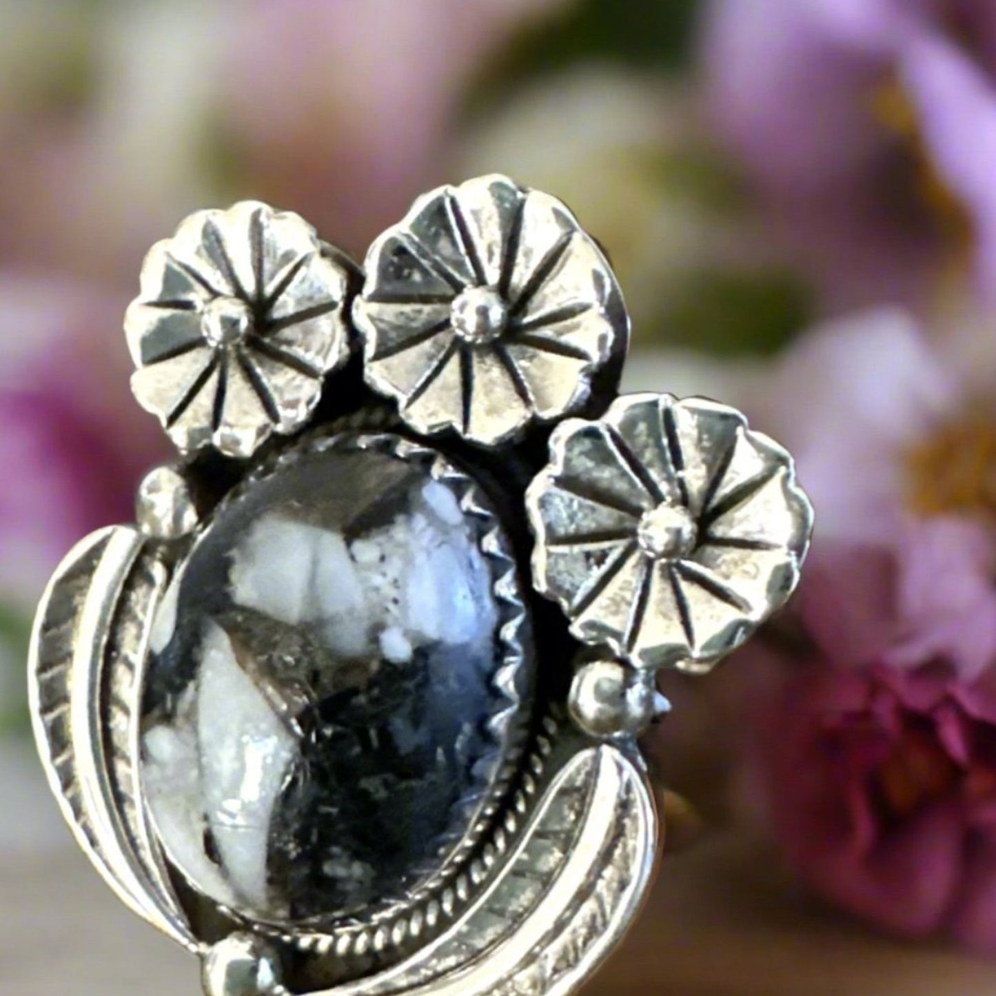 White Buffalo Floral & Leaf Motif Oval Silver Ring S 8