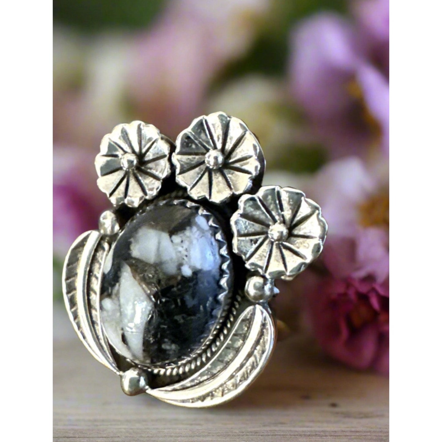 White Buffalo Floral & Leaf Motif Oval Silver Ring S 8
