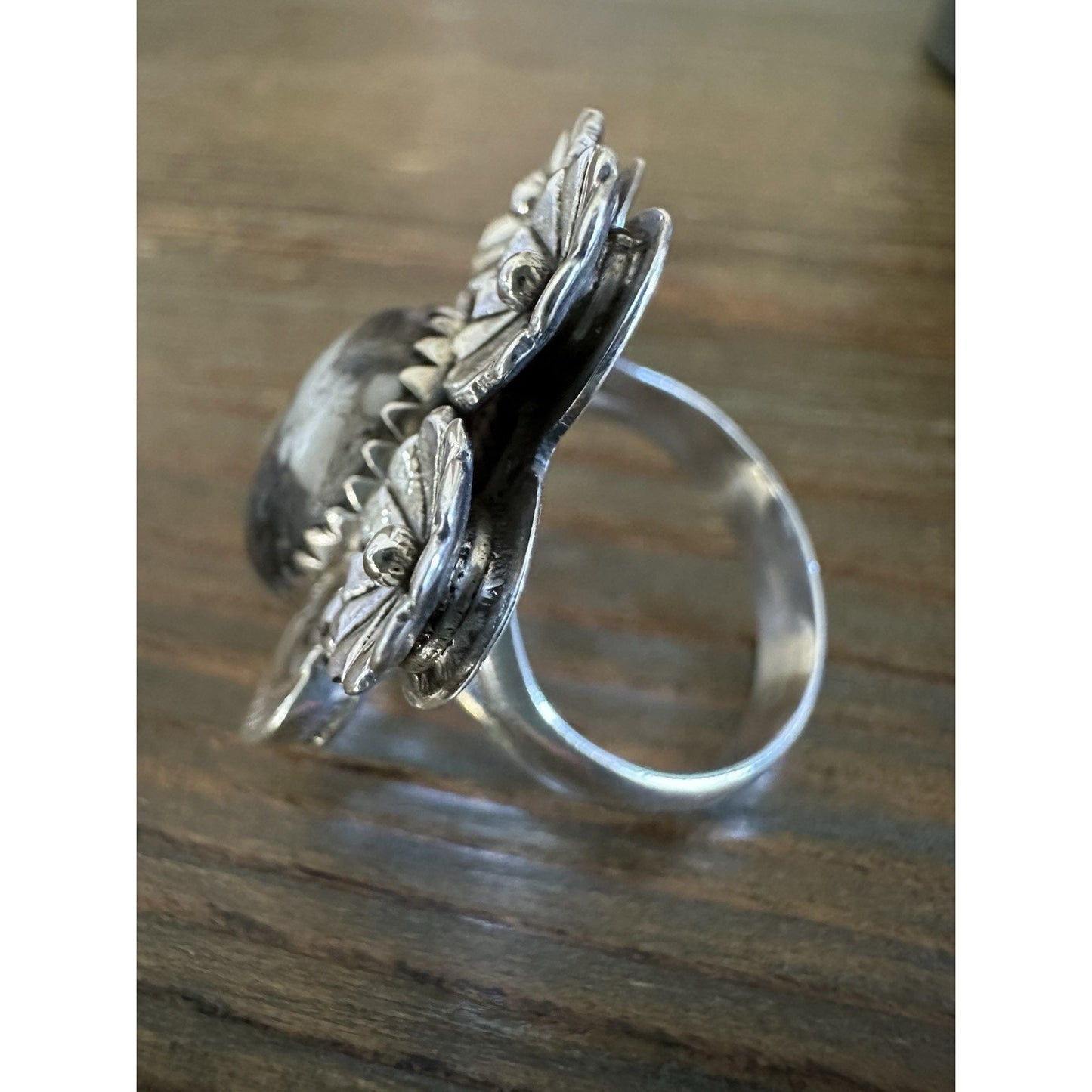 White Buffalo Floral & Leaf Motif Oval Silver Ring S 8